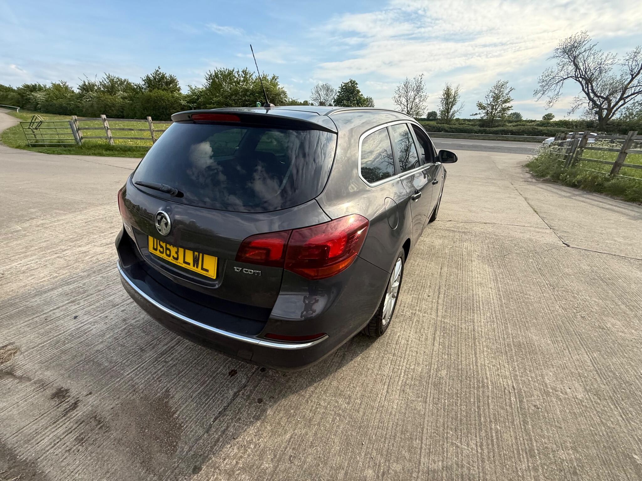Vauxhall Astra 1.7 CDTi ecoFLEX SRi Sports Tourer Euro 5 5dr — photo 71 of 86
